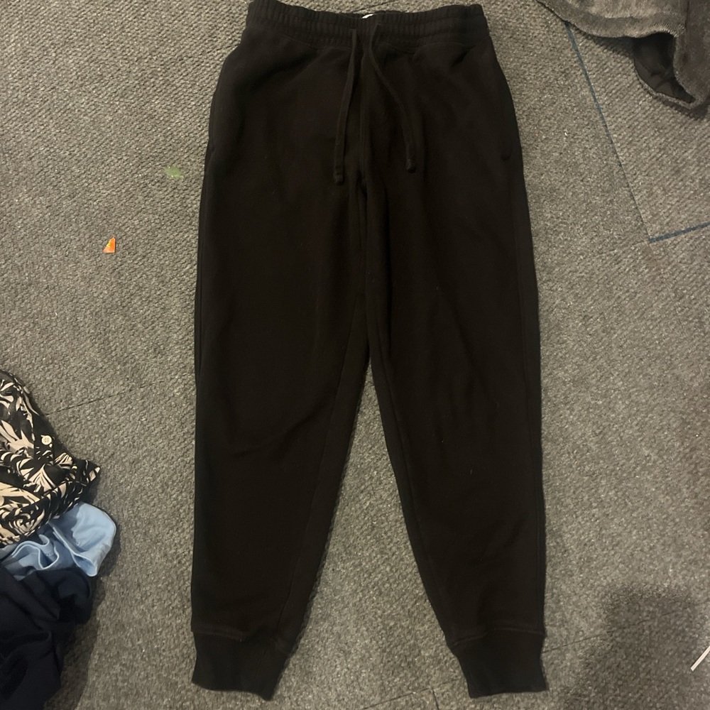 Black men’s Old Navy sweatpants